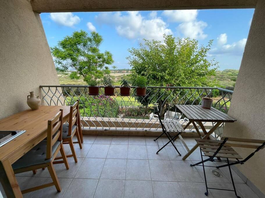 נוף לים 3 חדרים בנאות גולף בקסריה עם בריכה וחדר כושר Apartment Caesarea Ngoại thất bức ảnh